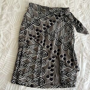 Maeve (Anthropologie) gray/black/cream geometric printed wrap skirt. Size 2